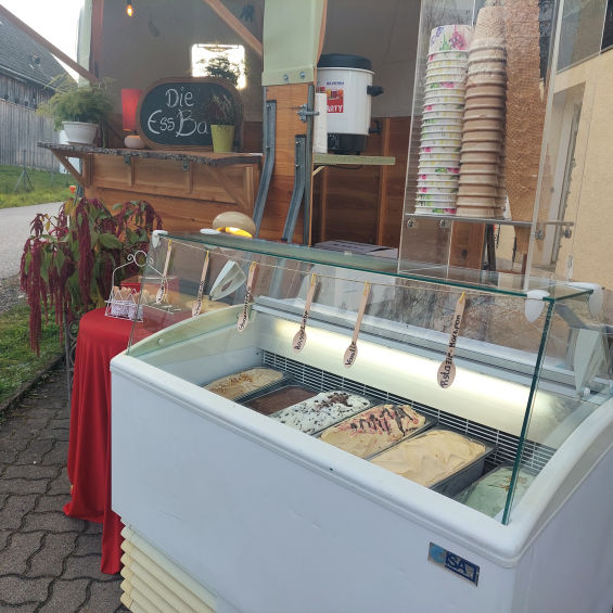 Die EssBar Food Trailer Eisvitrine