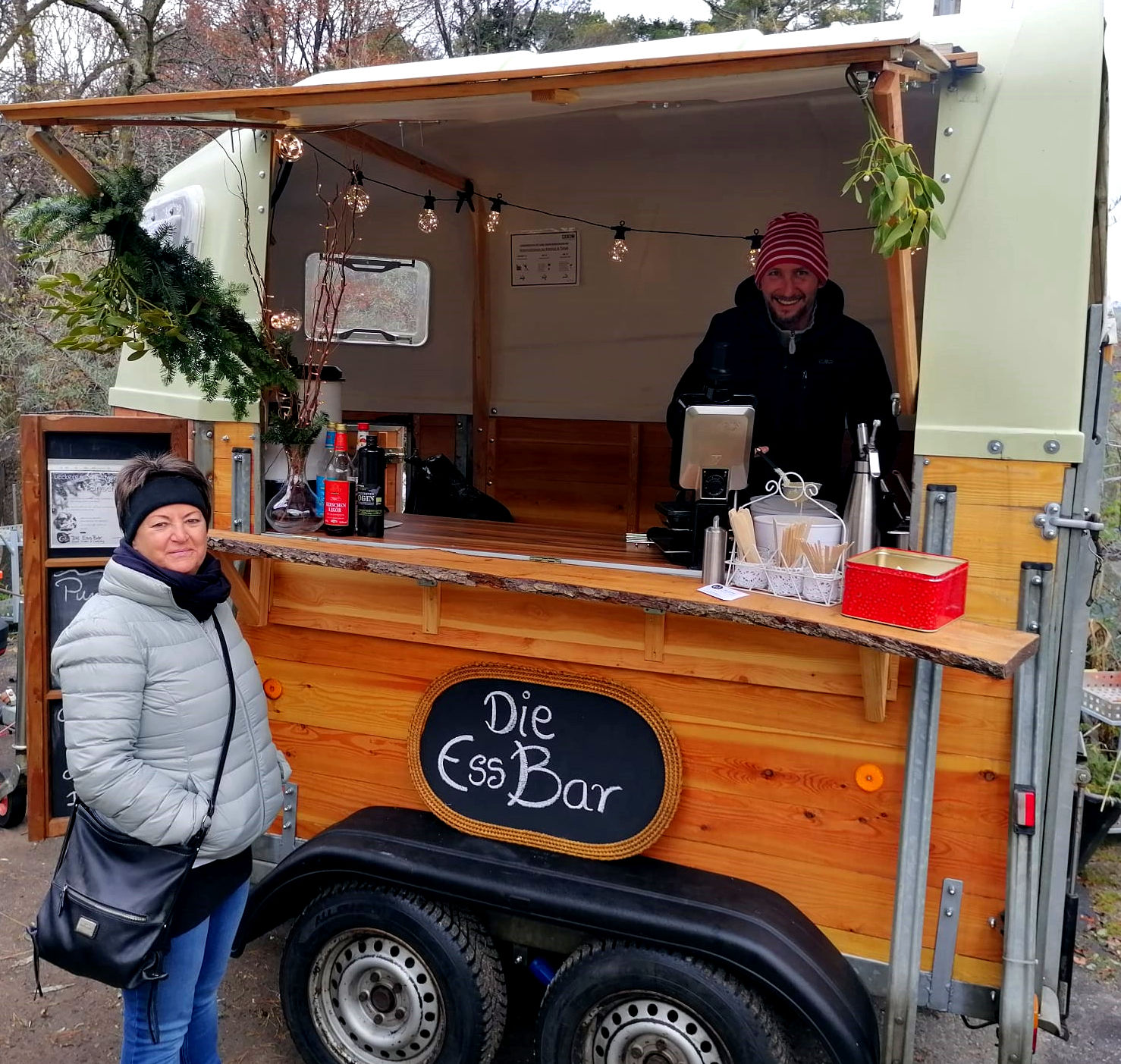 Die EssBar Food Trailer Schoen dass du da bist. Mit freundlicher Genehmigung des Musikers aus Lichtenegg und dieser netten Frau.